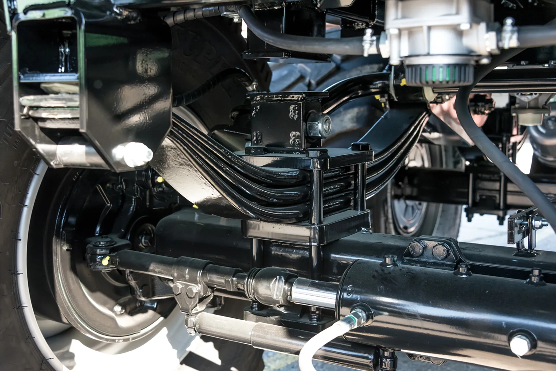 Brantner Kipper und Anhänger - 32 to Federaggregat, verstärkte Ausgleichswippe, verstärkte Parabelfedern (zulässiges Gesamtgewicht des Fahrzeuges bleibt beim serienmäßigen Gesamtgewicht von 20000 bis 24000 kg)