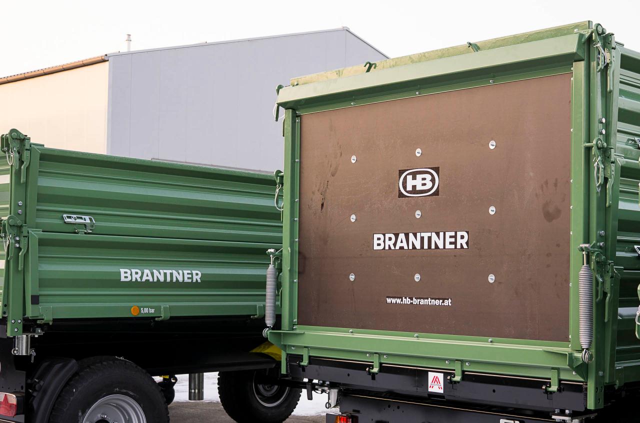 Brantner Kipper und Anhänger - Viehtreppe aus HOLZ mehrschicht verleimt mit perforierter Kunststoffauflage 1600 mm hoch mit 2 Stk. Hebefedern, mit hinterer Bordwand und hinteren Aufsatzwänden