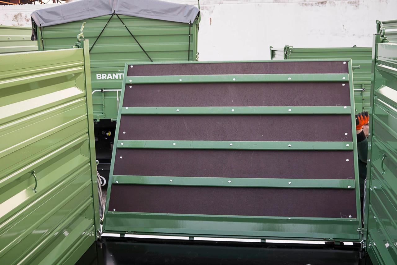 Brantner Kipper und Anhänger - Viehtreppe aus HOLZ mehrschicht verleimt mit perforierter Kunststoffauflage 1600 mm hoch mit 2 Stk. Hebefedern, mit hinterer Bordwand und hinteren Aufsatzwänden
