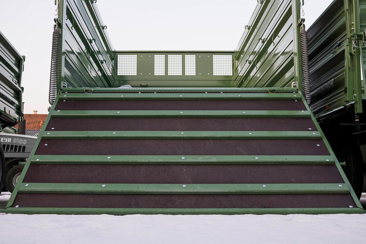 Brantner Kipper und Anhänger - Viehtreppe aus HOLZ mehrschicht verleimt mit perforierter Kunststoffauflage 1600 mm hoch mit 2 Stk. Hebefedern, mit hinterer Bordwand und hinteren Aufsatzwänden