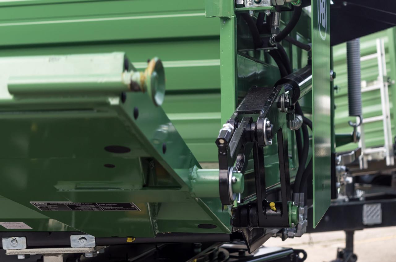 Brantner Kipper und Anhänger - hydraulische seitliche 180° Bordwandöffnung und Schließung LINKS, nur in Verbindung mit BW Höhe 600 oder 800 mm, zus. doppeltwirkendes Steuergerät am Zugfahrzeug erforderlich, Plateaubreite ca. 2380 mm innen, nicht konisch