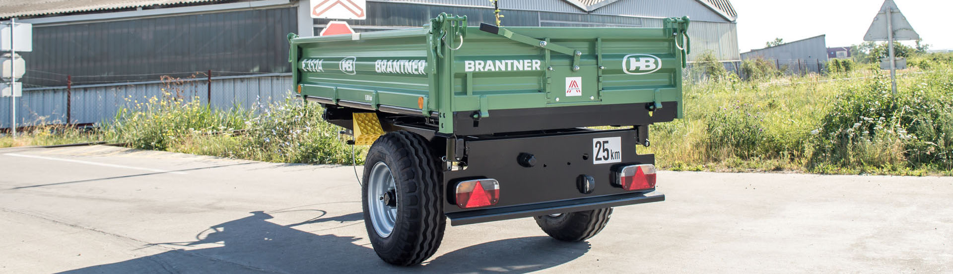 The E3524 single-axle threesidetipper  produced by Brantner.