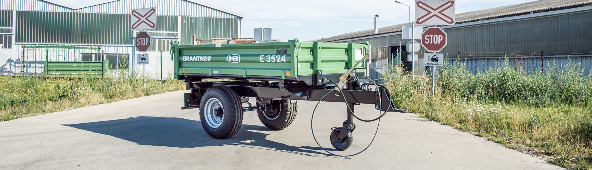 The single-axle threesidetipper  E3524.