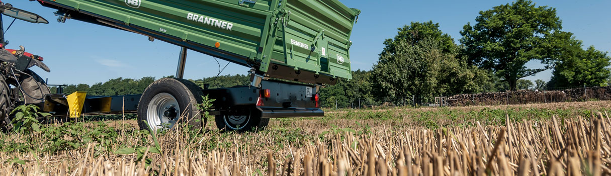 E8041 single-axle threesidetipper produced by Brantner.