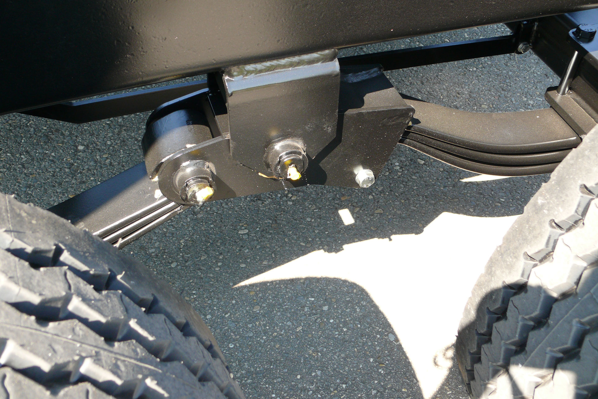 Brantner tandem axle with leaf or parabola springs mounted under the axle .