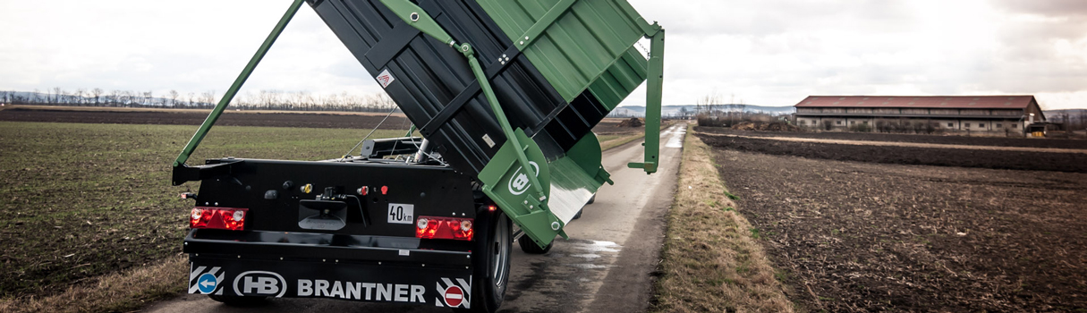 Der Brantner Zweiachs Zweiseitenkipper ZZ 18050 mit automatisch mechanischer Bordwandöffnung, Ideal für die Rübenernte.