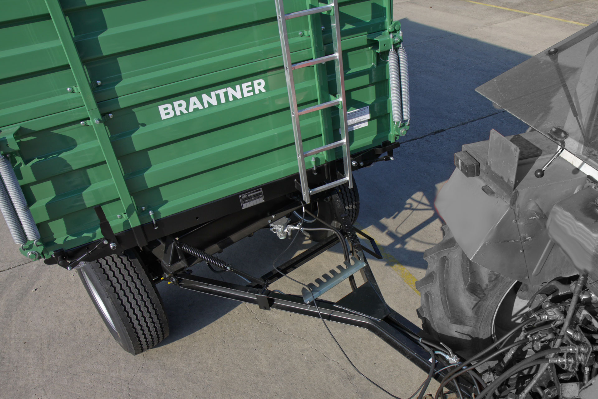 Brantner two-axle threesidetipper with Y-drawbar.