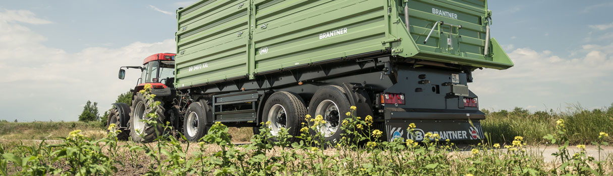 Der Brantner Dreiachs Dreiseitenkipper DD 24073. Das richtige Gerät für Getreide, Mais, Kartoffel oder Rüben. Ihm ist nichts zu schwer.