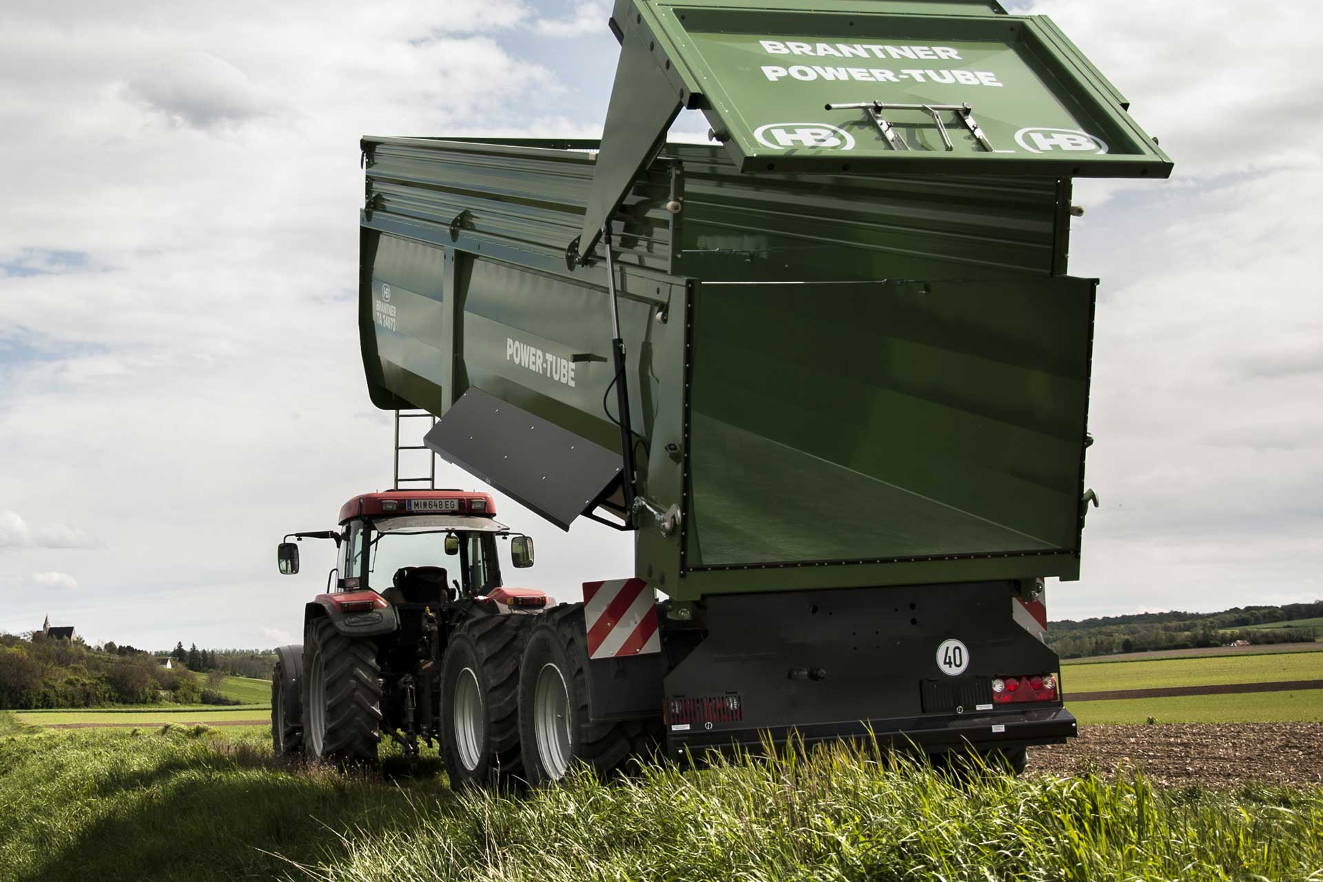 Brantner setzt auch bei den Muldenrückwärtskippern auf das bewährte Folienschweißnahtverfahren um glatte Innenwände zu gewährleisten.