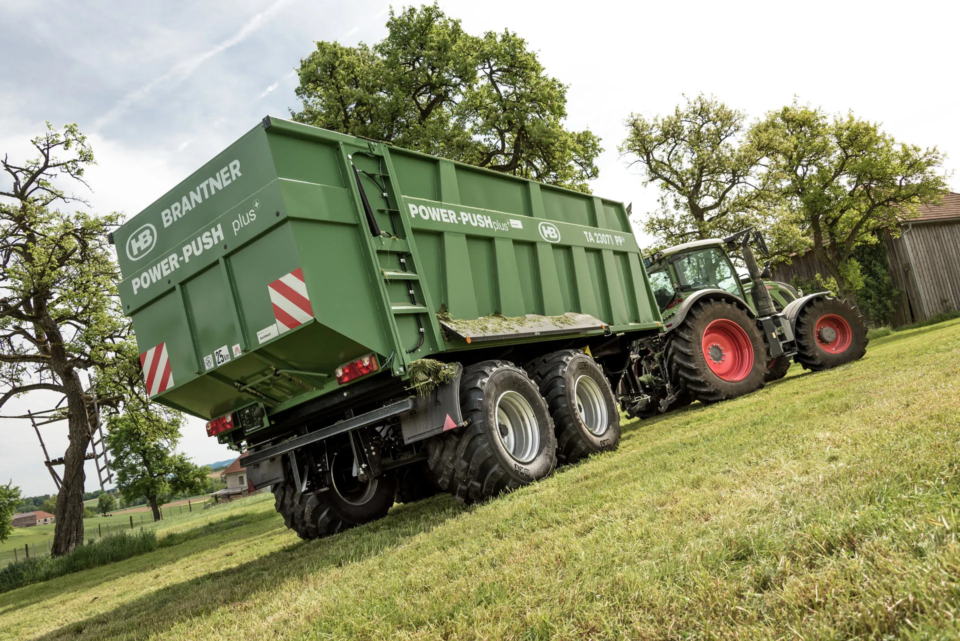 Przyczepa z przesuwną ścianą połączona z rozrzutnikiem obornika.