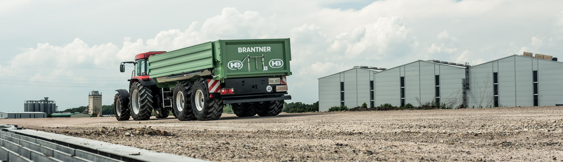 The Brantner TA22062/2 XPT Brantner tandem-cross-dumper from Brantner is the flexible tool for earth movements, sand and gravel transport, but also for silage and other applications.