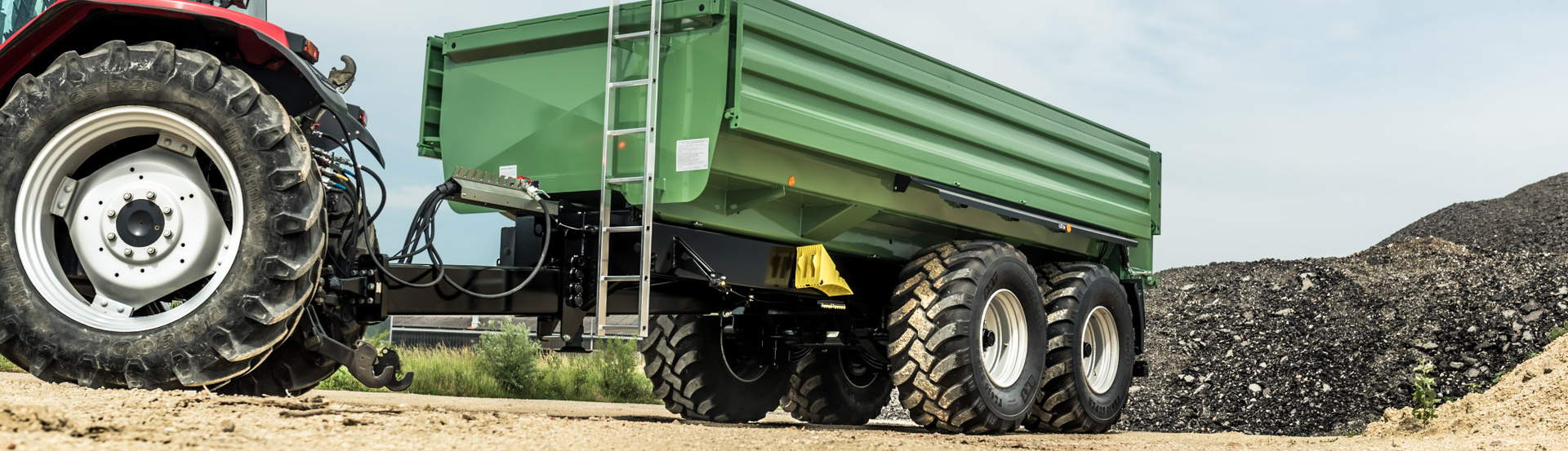 The Brantner TA22053 / 2XPT Brantner tandem-cross-body tipper from Brantner is the flexible tool for earth movements, sand and gravel transport, but also for silage and other applications.