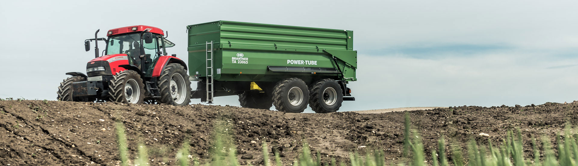 The Brantner TA22053 / 2XPT Brantner tandem-cross-body tipper from Brantner is the flexible tool for earth movements, sand and gravel transport, but also for silage and other applications.