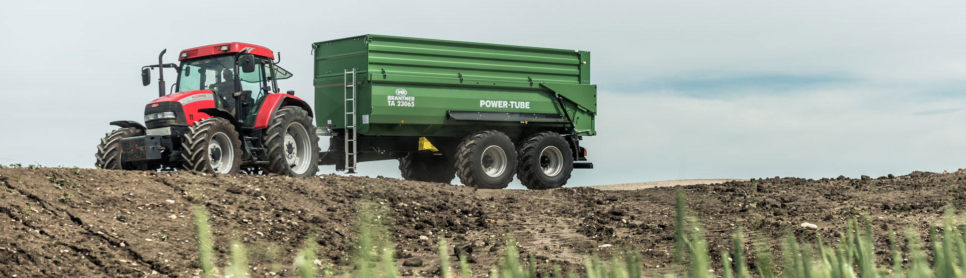 Der Brantner Tandem Cross-Muldenrückwärtskipper TA22053/2XPT von Brantner ist das flexible Einsatzgerät für Erdbewegungen, Sand- und Kiestransport aber auch für Silage und sonstige Einsätze..