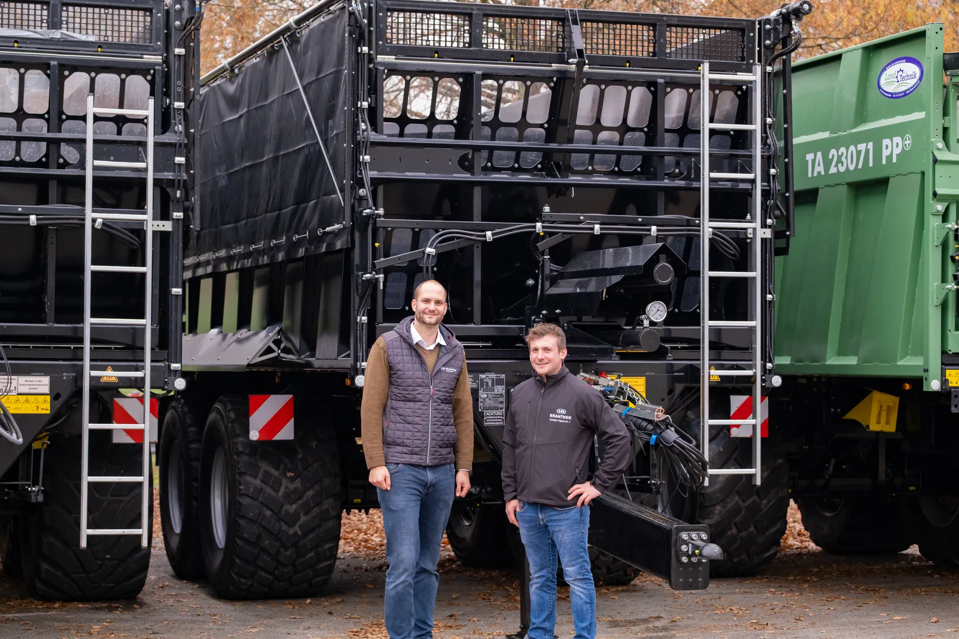 Brantner Fahrzeugübergabe Land und Technik Martin Strobl, Antiesenh.