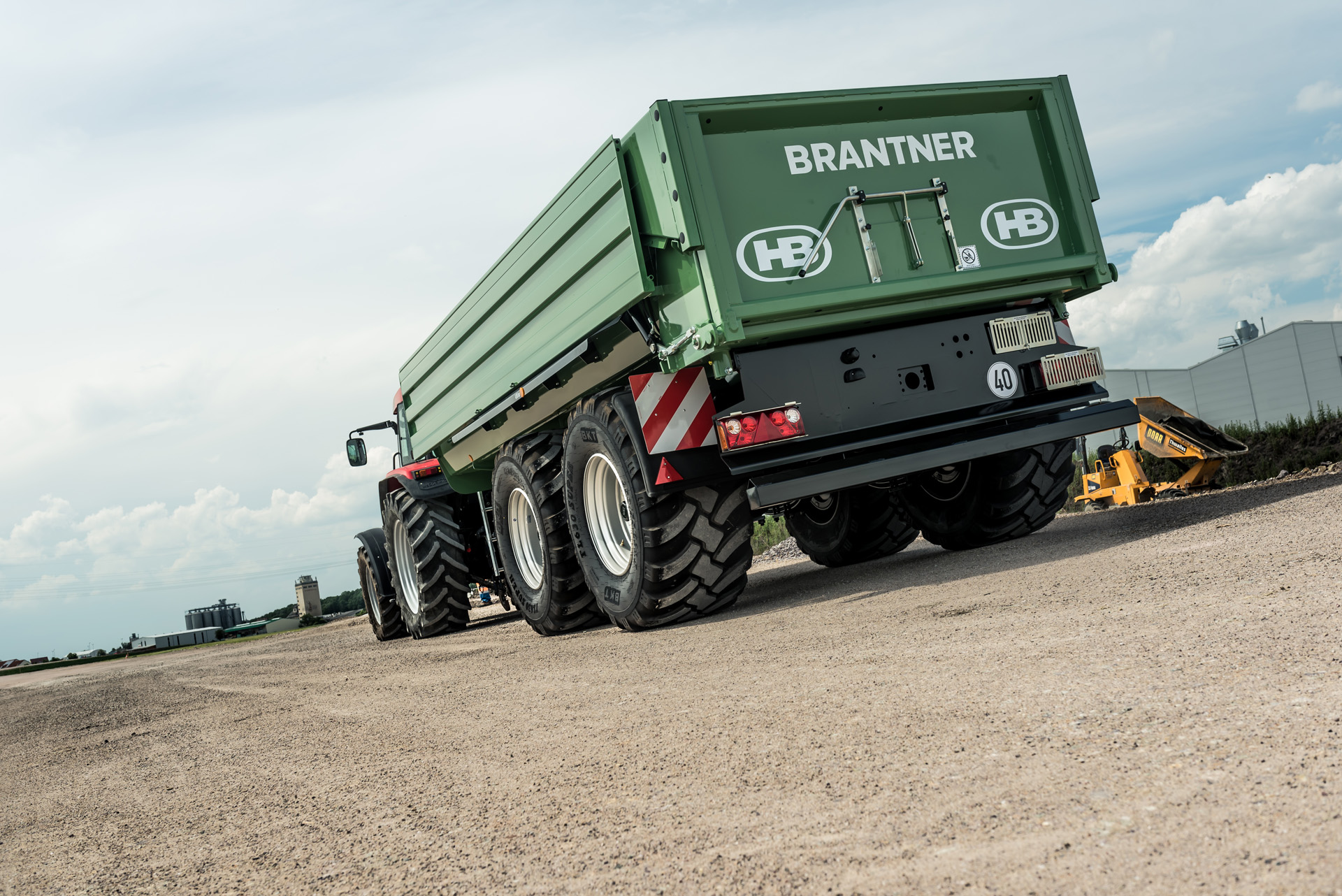 Der Brantner Fahrzeugbau Muldenrückwärtskipper Cross POWER-TUBE als Allzweckwaffe für den Profi Landwirt