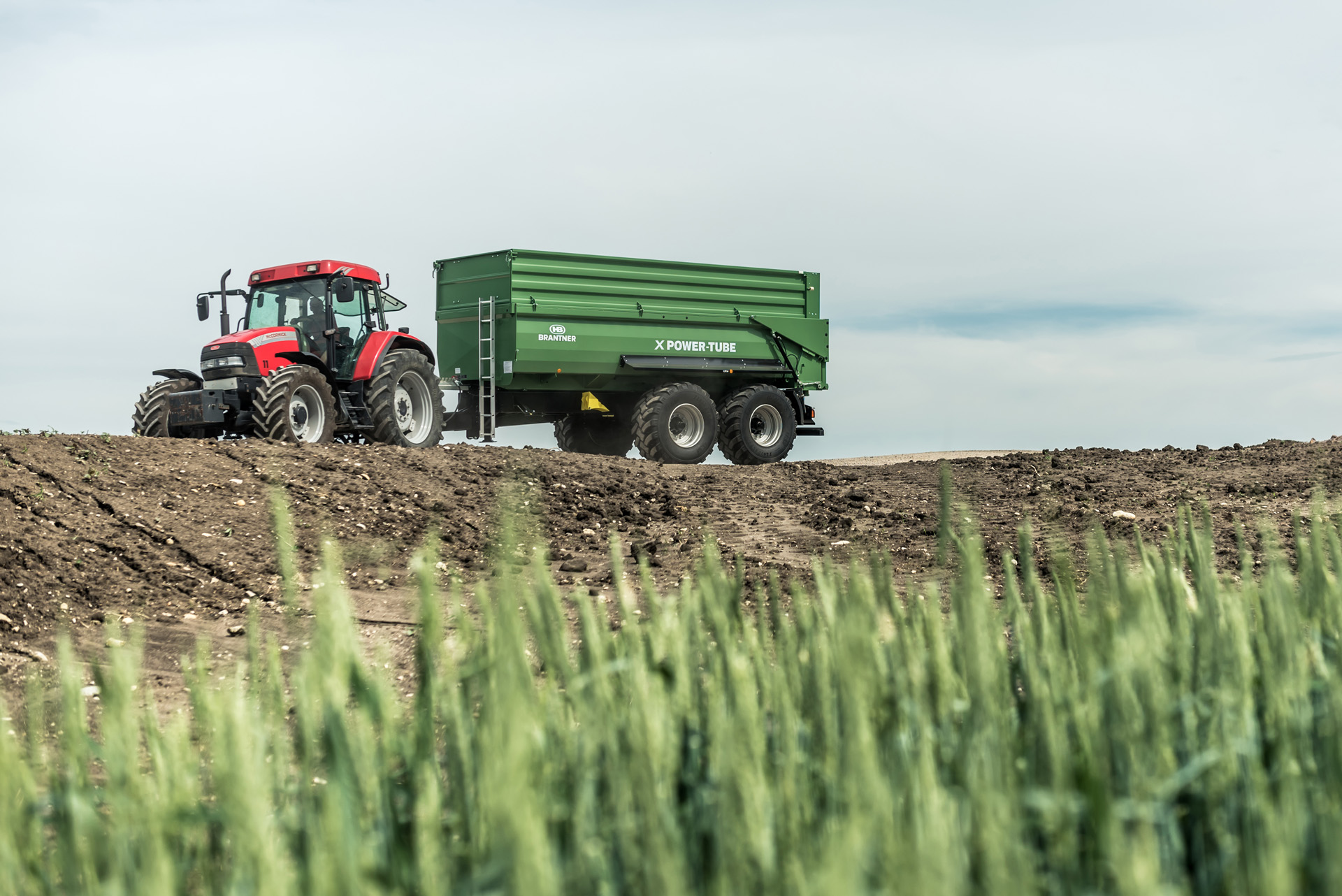 Der Brantner Fahrzeugbau Muldenrückwärtskipper Cross POWER-TUBE als Allzweckwaffe für den Profi Landwirt