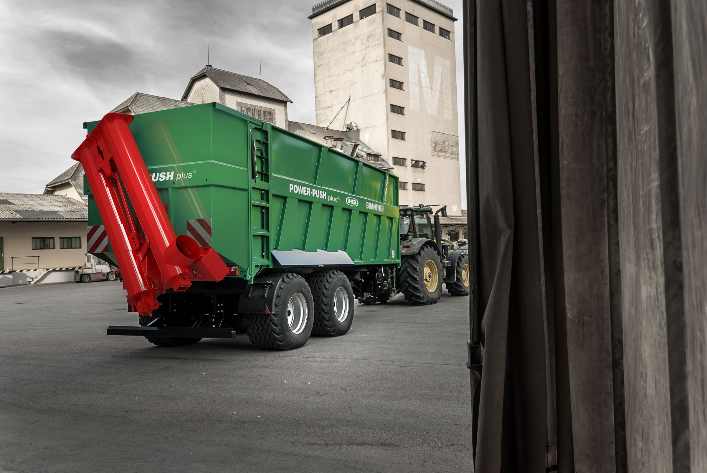 Brantner Abschiebewagen ASW Power-Push plus mit hydraulisch ausklappbarem Überlademodul für das Überladen von Getreide.