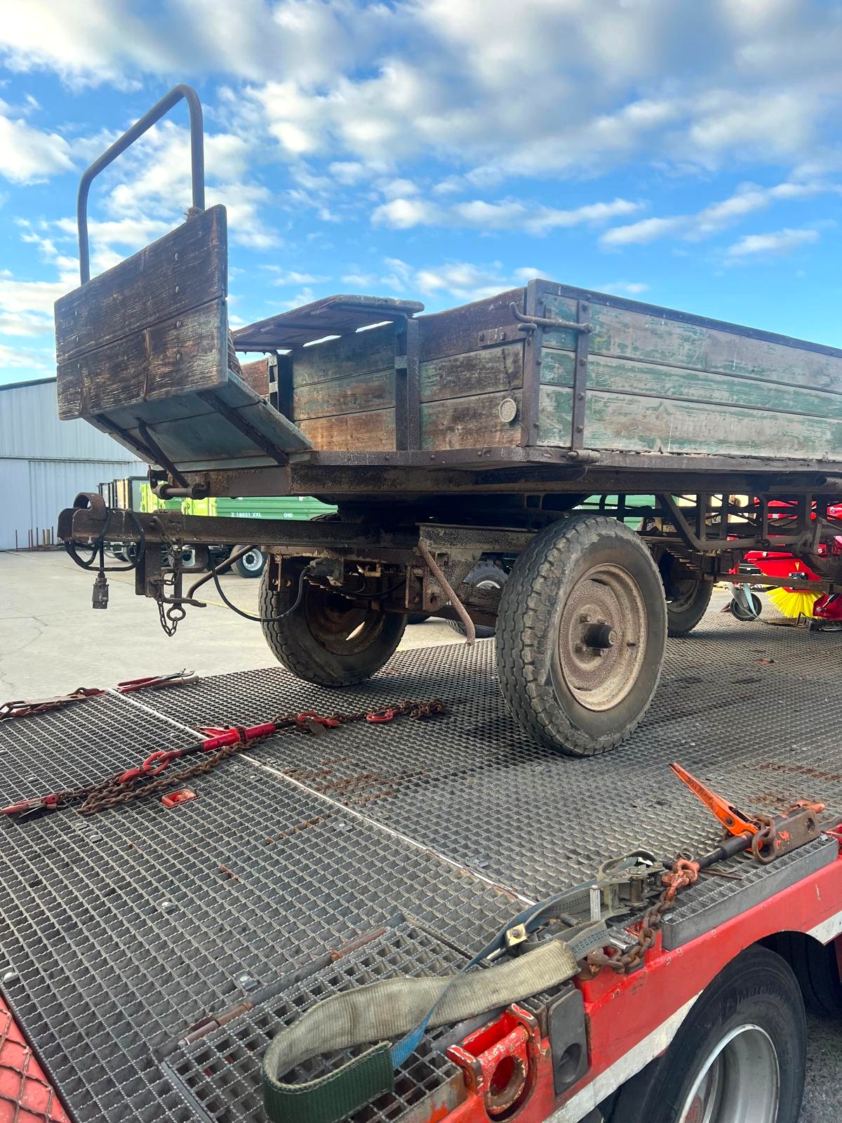 Über 70 Jahre alter Brantner Anhänger – Symbol für Tradition und langlebige Landtechnik