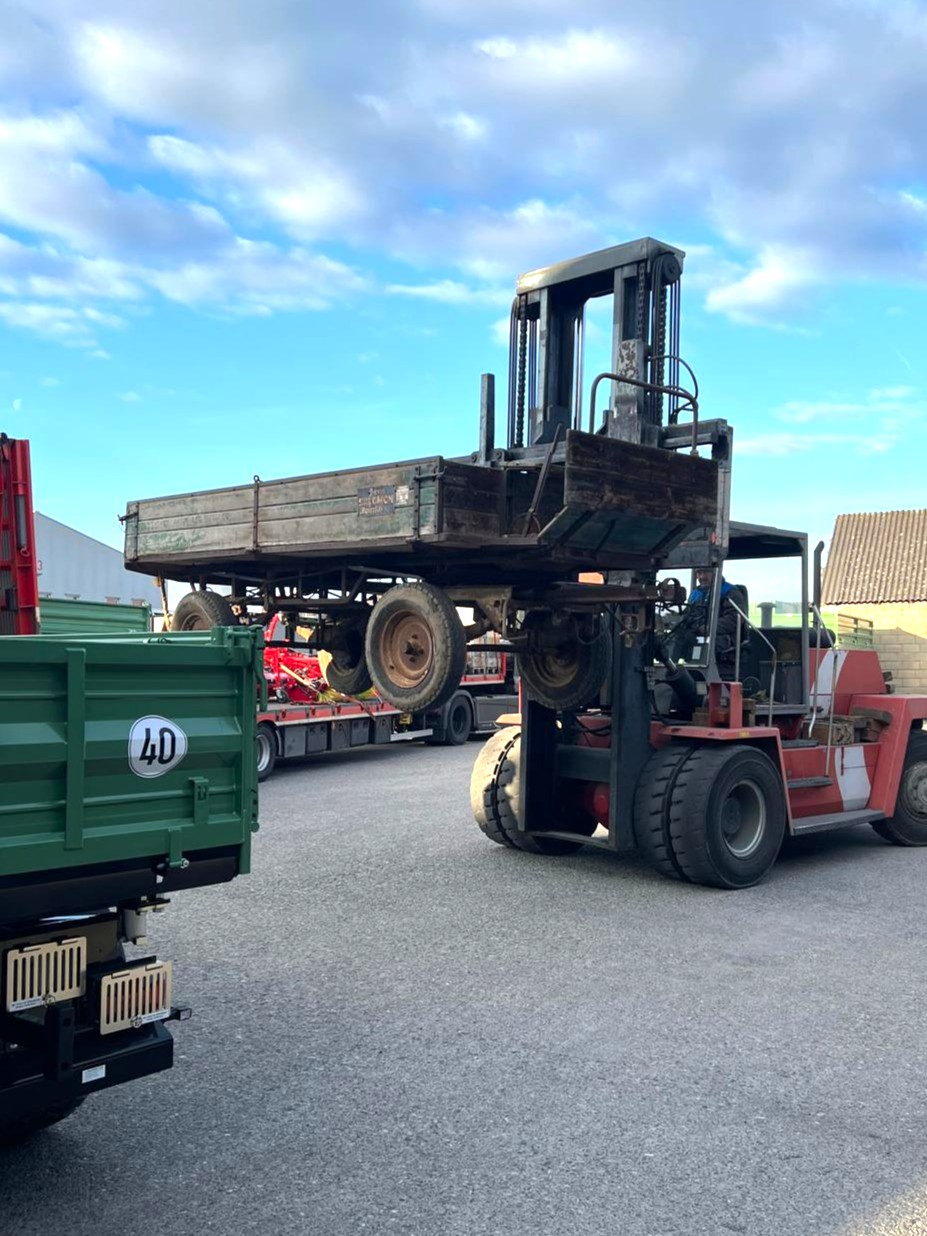Historischer Brantner Anhänger Baujahr 1955 im Einsatz über Generationen